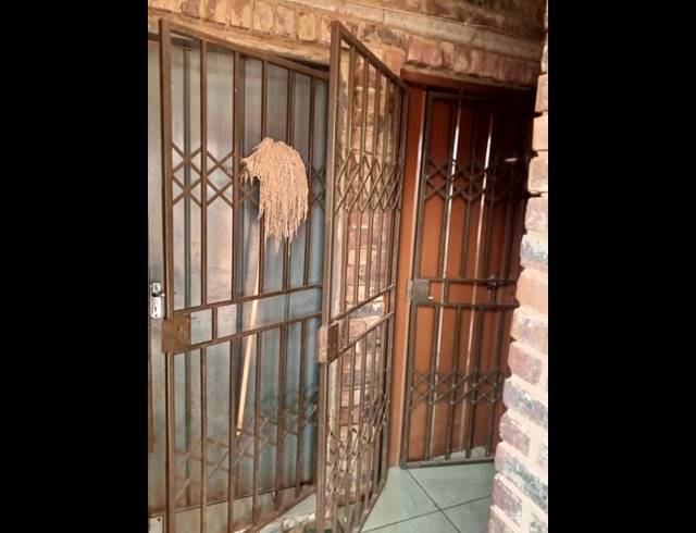 10 BEDROOM HOUSE FOR SALE IN TEMBISA